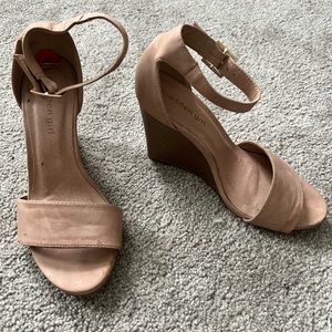 Strap around ankle sandles. Perfect shape and worn 2 or 3 times.